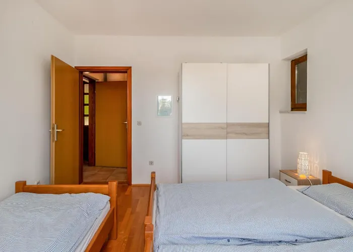 4 Bedroom Gorgeous In Dobrinj