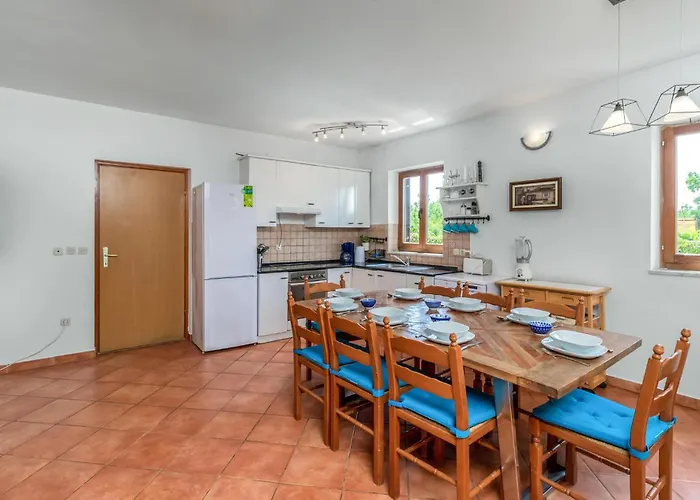 בית נופש 4 Bedroom Gorgeous In Dobrinj