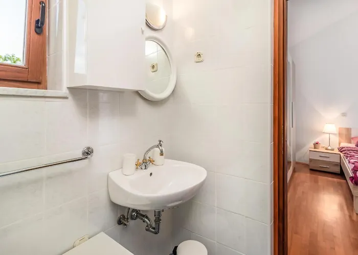 4 Bedroom Gorgeous In בית נופש Dobrinj