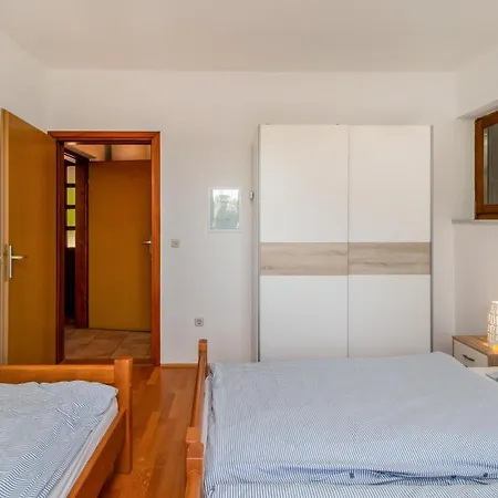 4 Bedroom Gorgeous In Dobrinj