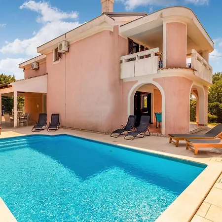 4 Bedroom Gorgeous In