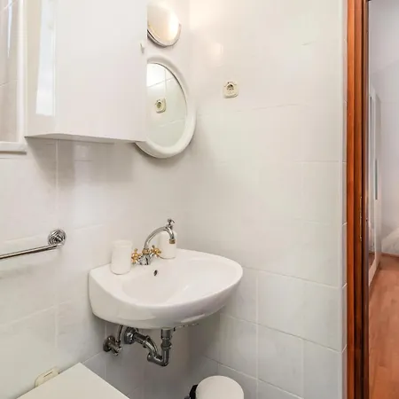 4 Bedroom Gorgeous In Σπίτι διακοπών Dobrinj