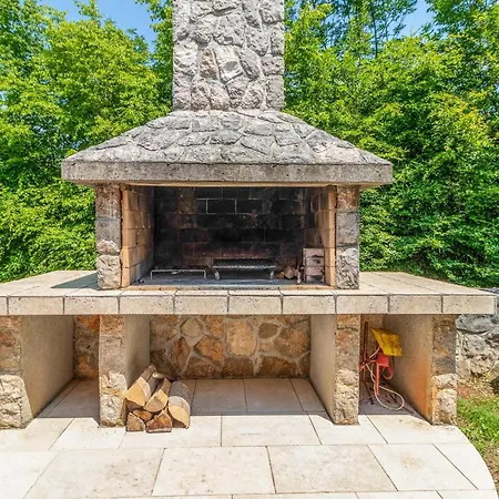 4 Bedroom Gorgeous In Nyaraló Dobrinj