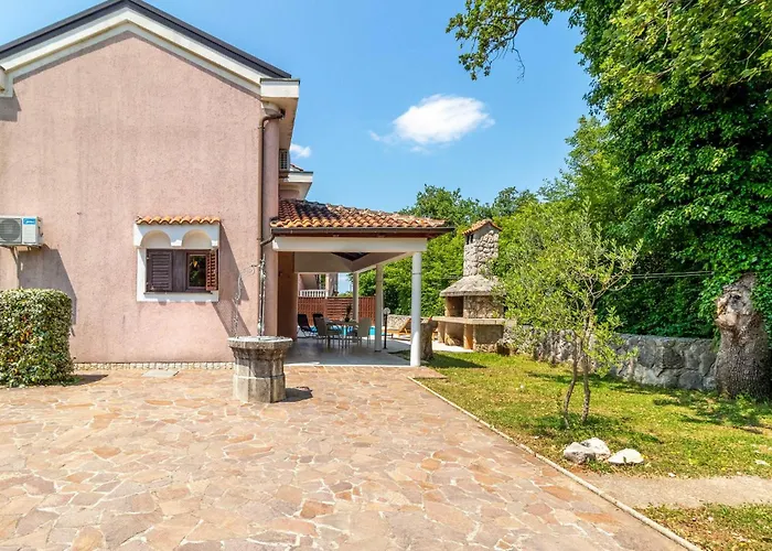 4 Bedroom Gorgeous In Dom wakacyjny Dobrinj